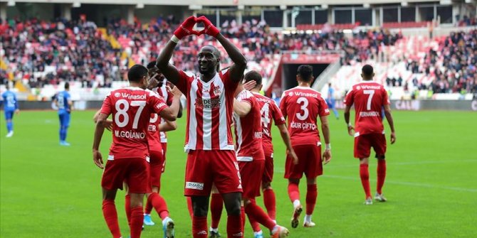 Lider Sivasspor sahasında kazandı