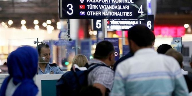 Pasaport polislerine turkuaz yelek