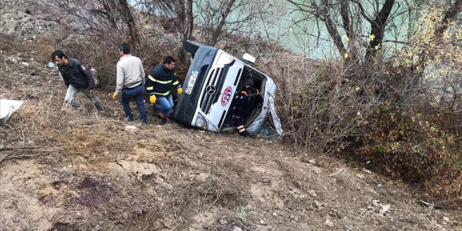 Yozgat'ta sporcuları taşıyan minibüs devrildi: 1 ölü 15 yaralı