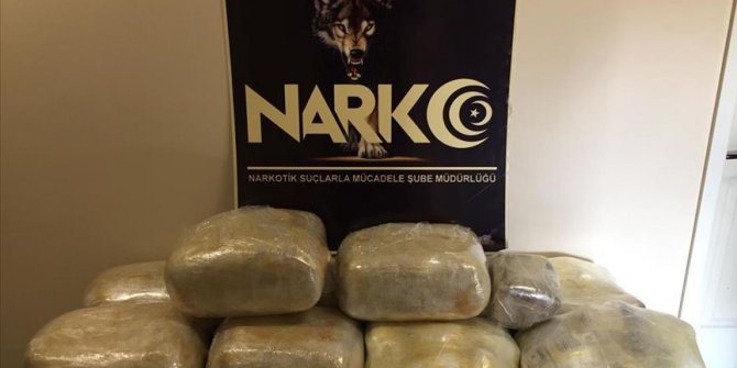 Polis memurunun otomobilinden 121 kilogram esrar çıktı