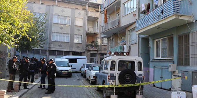 Ev arkadaşı 2 kişiyi öldürüp, polise teslim oldu
