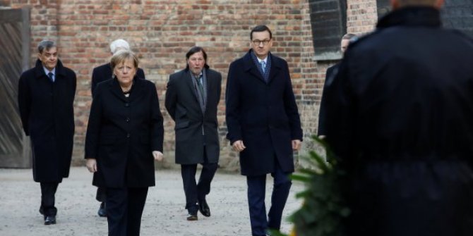 Nazi toplama kampı ziyaretinde Merkel yine titredi