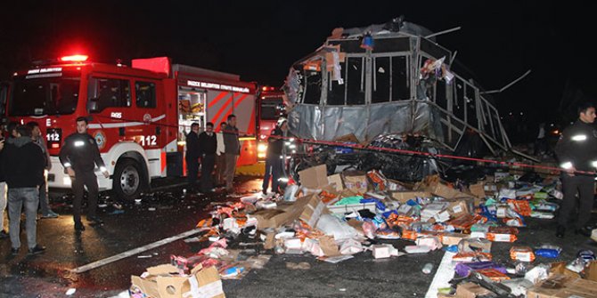 Düzce'de otobüs, otoyolda hatalı dönüş yapan TIR’a çarptı: 2 ölü, 35 yaralı