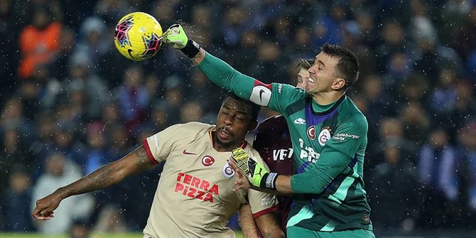 Fernando Muslera Galatasaray'ı sırtlıyor