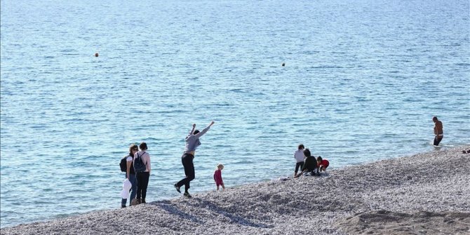 Antalya'da aralıkta deniz keyfi