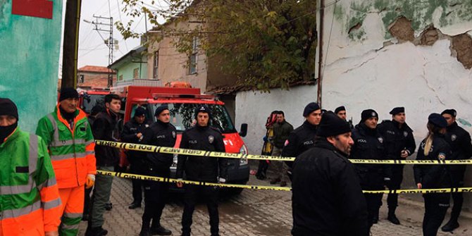 Konya'da 2 katlı kerpiç bina çöktü: 3 kişi öldü