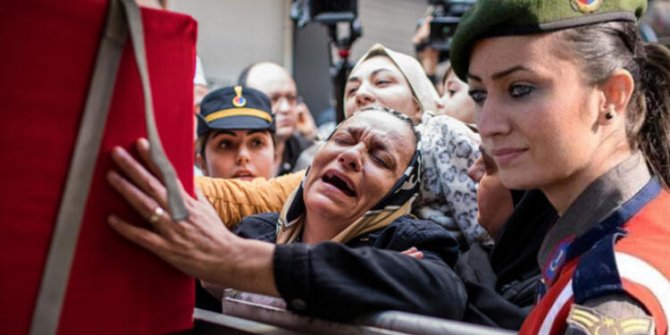 Şehit Üstçavuş Esma Çevik'in cenazesi evinin önüne getirildi