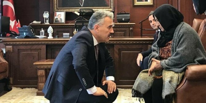 İzmir Valisi diz çöküp dert dinledi