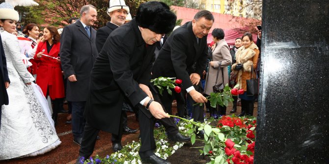 Keçiören'de Kırgız yazar Cengiz Aytmatov anısına heykel dikildi