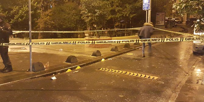 Motosikletli saldırganlar parkta oturan gençlere kurşun yağdırdı