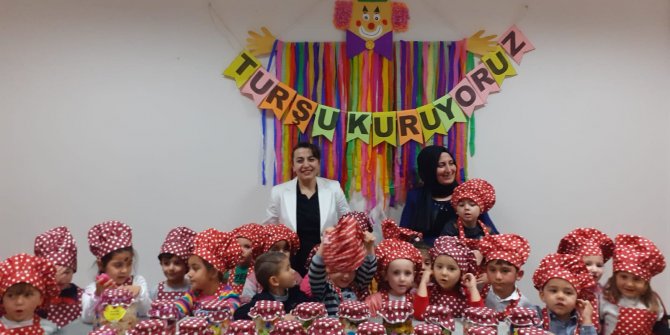 Altındağ'da anneler ve çocukları turşu kurdu