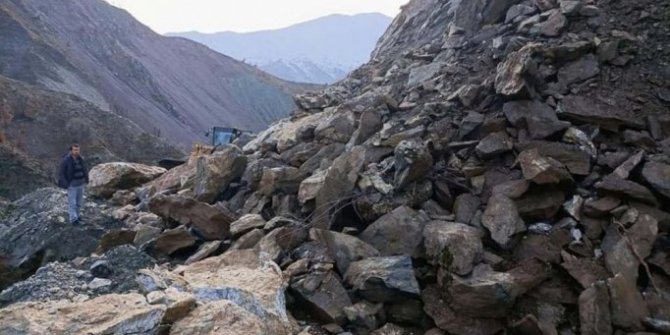 Heyelan yolu kapattı