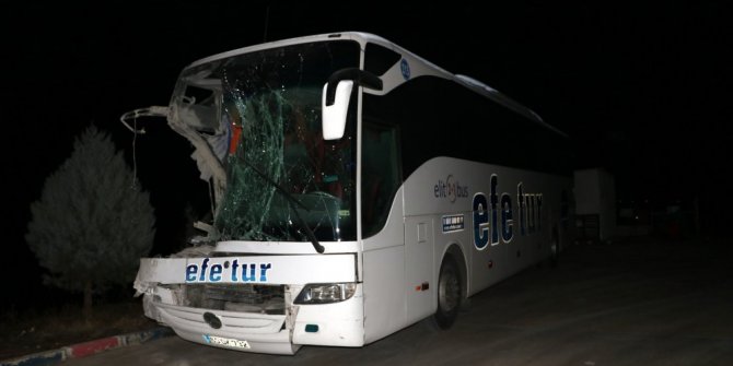 Yolcu otobüsü ile kamyon çarpıştı: Çok sayıda yaralı var