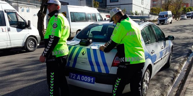 Trafik polisi, eşine ceza yazdı