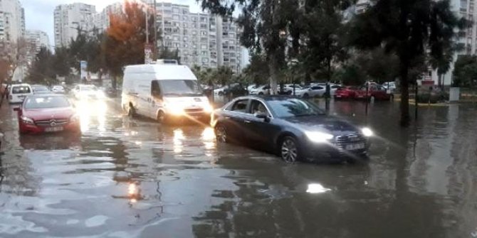 Yollar göle döndü