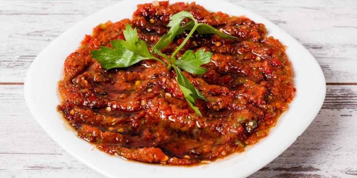 Acılı Ezme Tarifi? Acılı Ezme Malzemeleri Nelerdir? Acılı Ezme Nasıl Yapılır? İşte o pratik ezme tarifi..