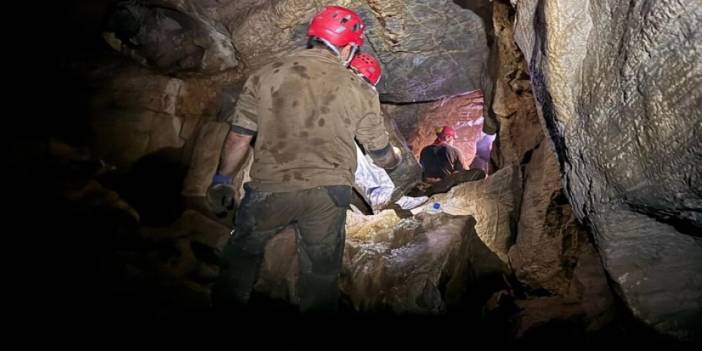 İzmir'de mağara çukuruna düştü : 9 saatlik operasyonla kurtarıldı