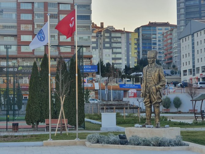 kelebek-su-parki-ataturk-heykeli.jpg