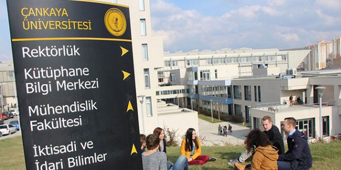 Çankaya Üniversitesi kampüs görüntüsü ögrenciler oturuyor