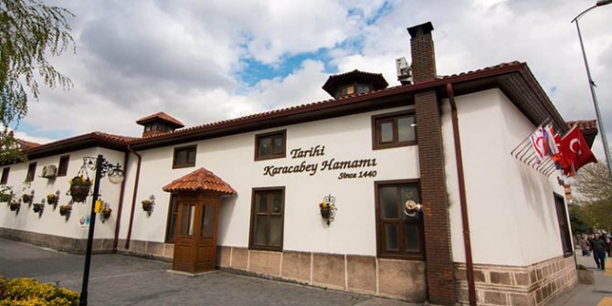 tarihi karacabey hamamı-dış görünüşü ve asılmış bayraklar bir arada