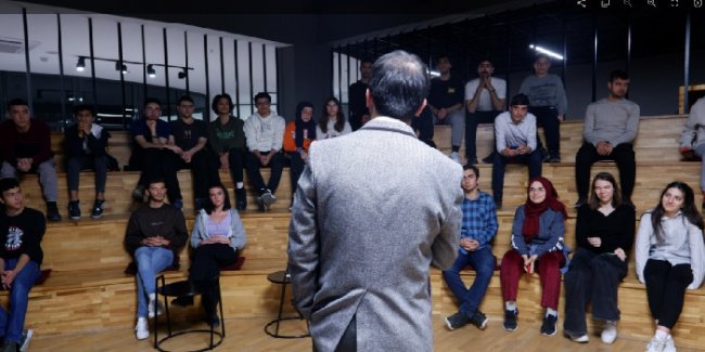 mamak füzyon öğretmen öğrencilere ders veriyor