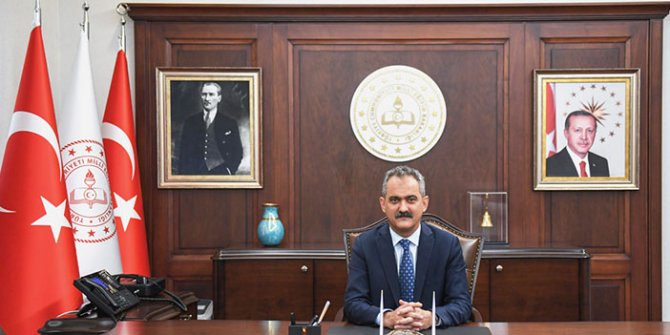Milli Eğitim Bakanı Mahmut Özer makamında otururken