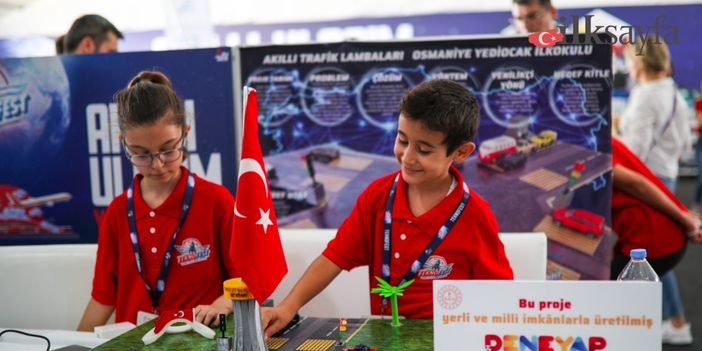 Teknofest etkinliğinde eğlenen çocuklar