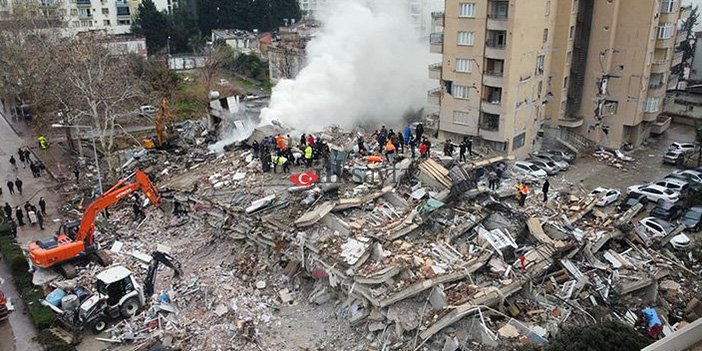 deprem nasıl oluşur sorusunu cevaplamak için çökmüş bir ev fotoğrafı