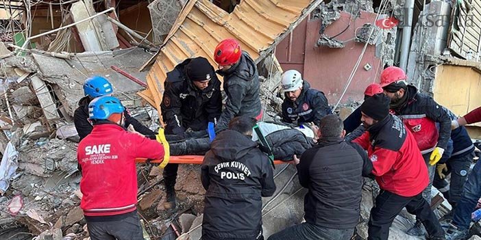 Deprem esnasında enkazda kalmış bir vatandaş kuratırlırken