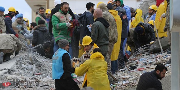Deprem esnasında çökmüş bir binada yapılan arama kurtarma çalışması
