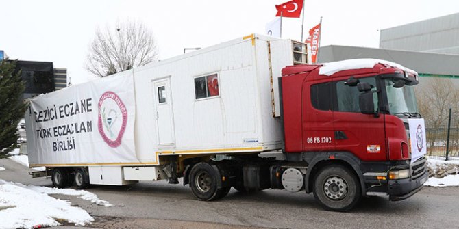 turk-eczacilari-birliginin-deprem-bolgesine-gonderdigi-tir-eczanesi-hizmete-basladi.jpg