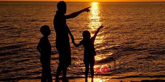 Koruyucu aile başvurusu nasıl yapılır sürecini geçtikten sonra çocukları ile fotoğraf çekilen adam