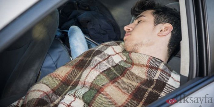 arabada kalanlar nelere dikkat etmeli konusunu anlatmak için arabada uyuyan adam fotoğrafı