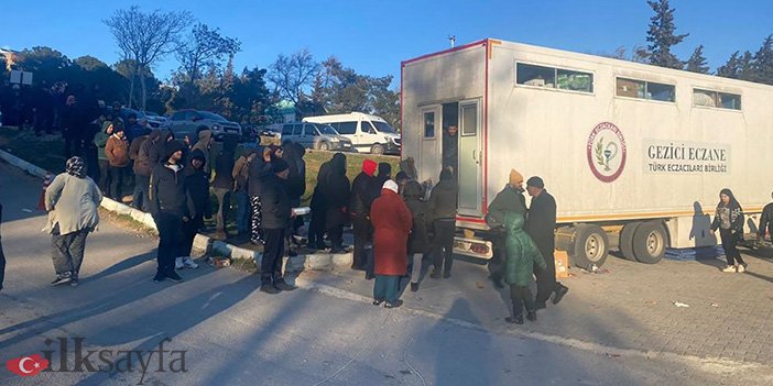 konteyner eczane önünde sıra bekleyen vatandaşlar