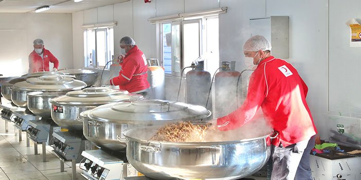 kızılay yemek dağıtım yerleri içinde yemek yapan insanlar