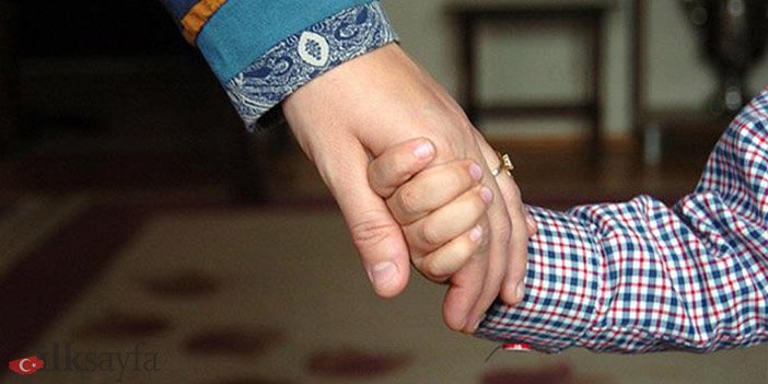 koruyucu aile ile bir çocuğun el ele tutuşması