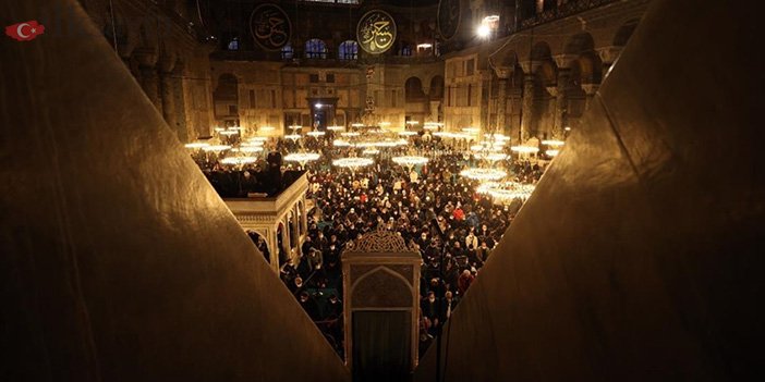 miraç kandilinde namaz kılan insanlar