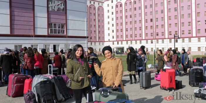 Yurttaki eşyaların durumu ne olacak diye merak eden gençler