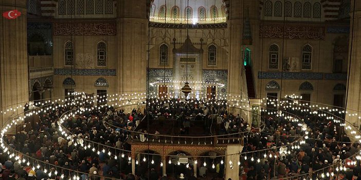 miraç kandili gecesinde camide toplanan insanlar