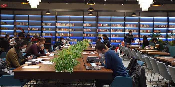 Uyanık kütüphane içinde çalışna insanlar