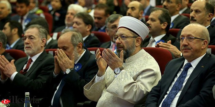 ali erbaş hac kuraları töreninde dua ederken 