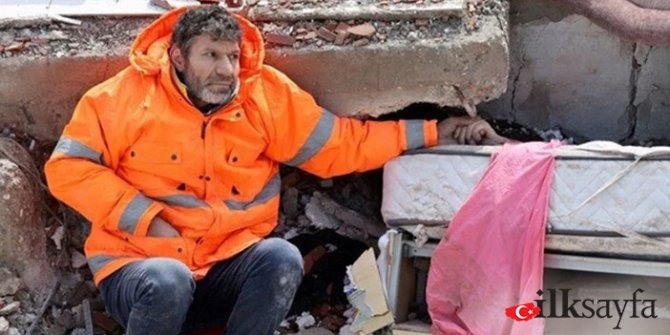 depremden-cok-adi-bir-kare-enkaz-altinda-olen-cocugunun-elini-birakmayan-acili-baba.jpg