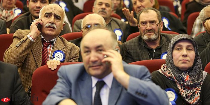 hac kuralarını bekleyen insanlar