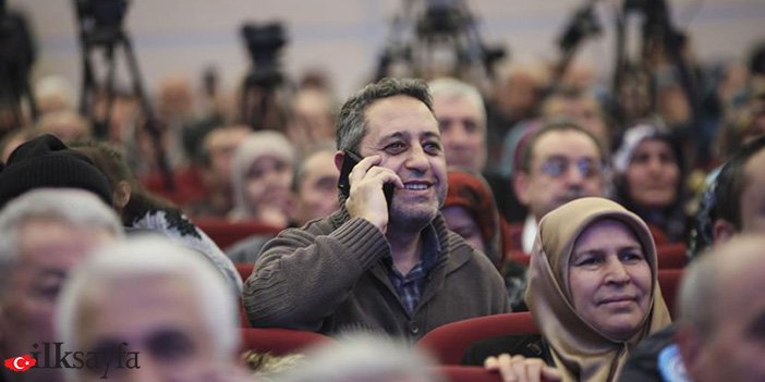 hac kuraları çekimini bekleyen insanlar