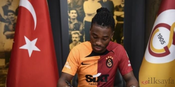 Sam Adekugbe imza atarken çekilen fotoğrafı