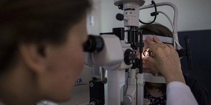 renk körlüğünü belirlemek için muayene yapan doktor