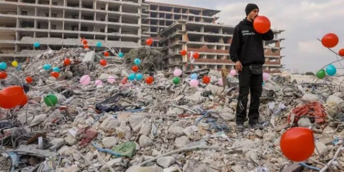 depremde-hayatini-kaybeden-cocuklar-icin-enkazlara-balonlar-asiliyor.jpg