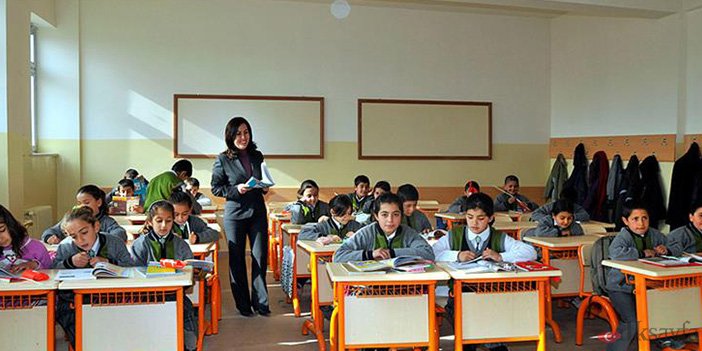 Öğretmen ve öğrenciler derste fotoğrafı