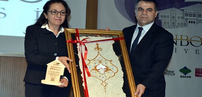 prof-dr-aysun-ozkose-odul-alirken.jpg