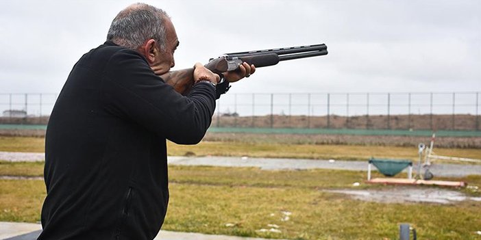 Poligonda ateş eden adam fotoğrafı